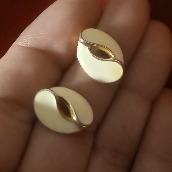 Enamel & rich gold tone pierced earrings. Vintage . 2 pairs - Picture 4 of 8